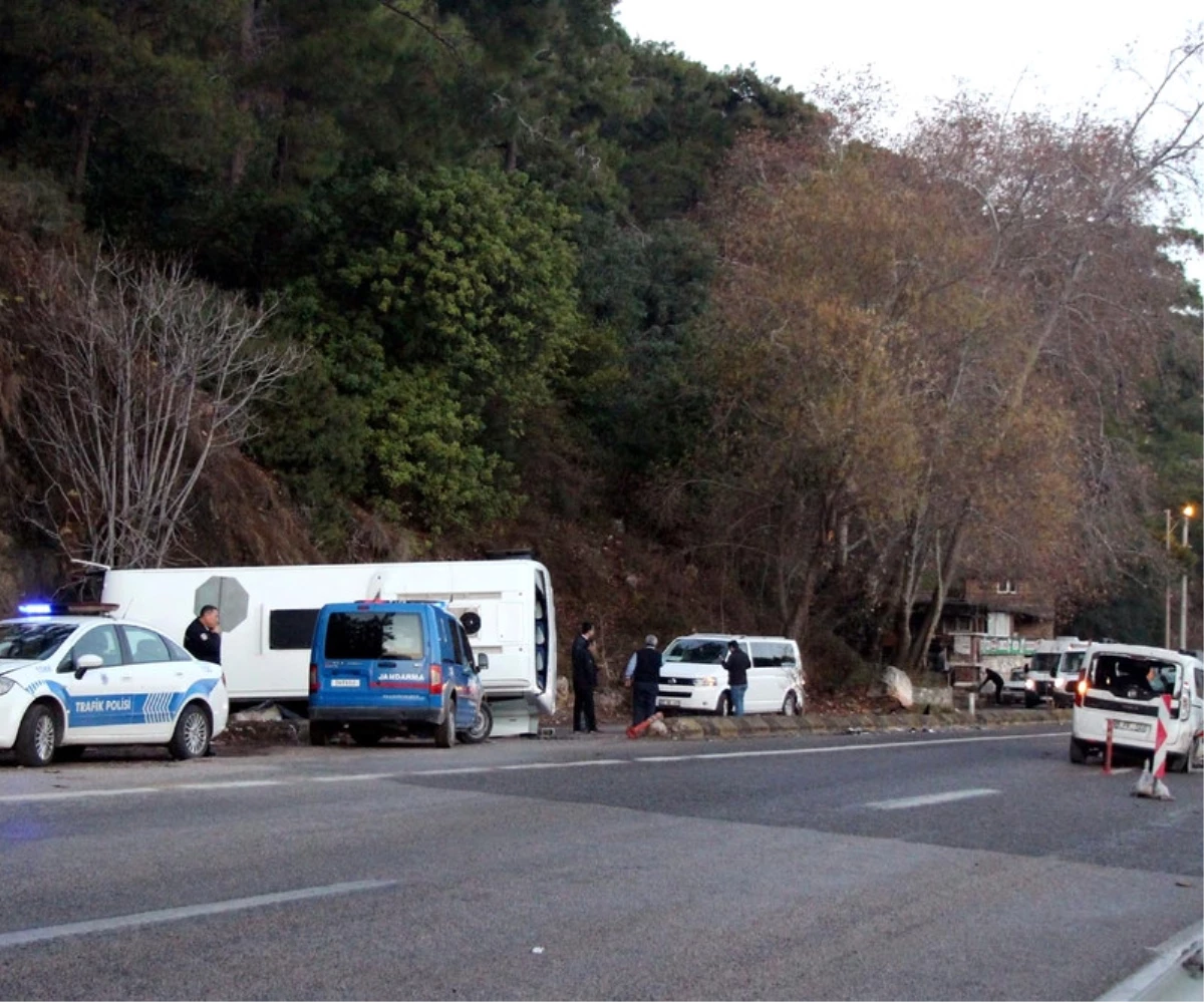 Antalya\'da Trafik Kazası: 16 Yaralı