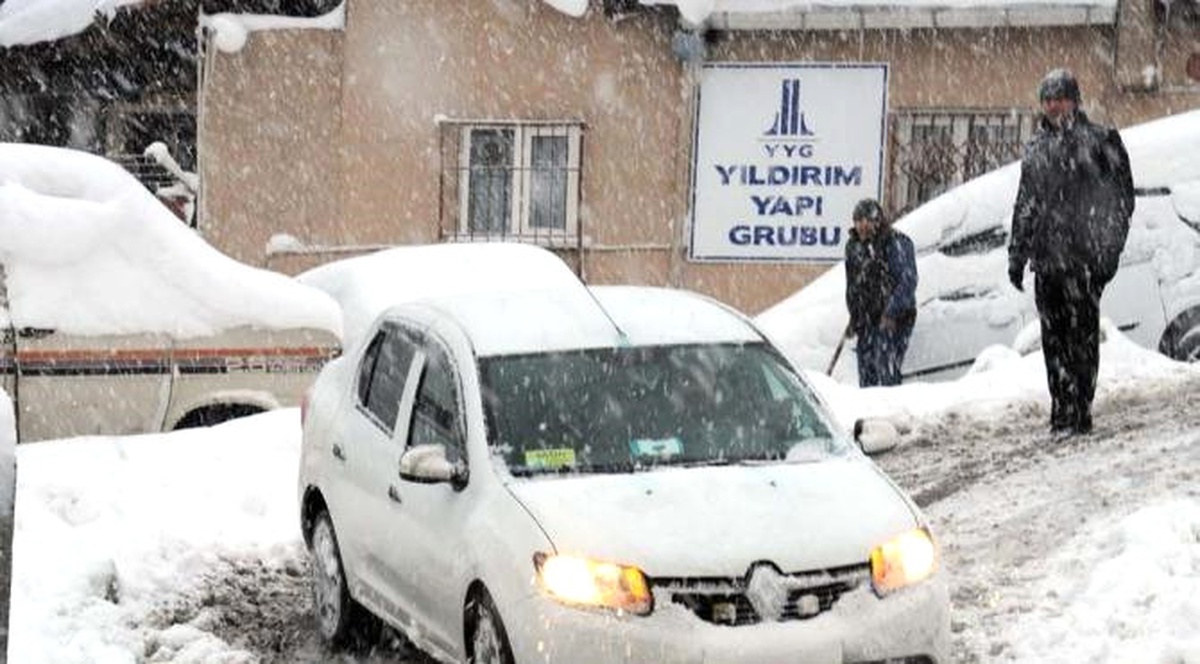Ara Sokaklar Kar Altında, Üst Geçit Merdivenleri Buz Tuttu