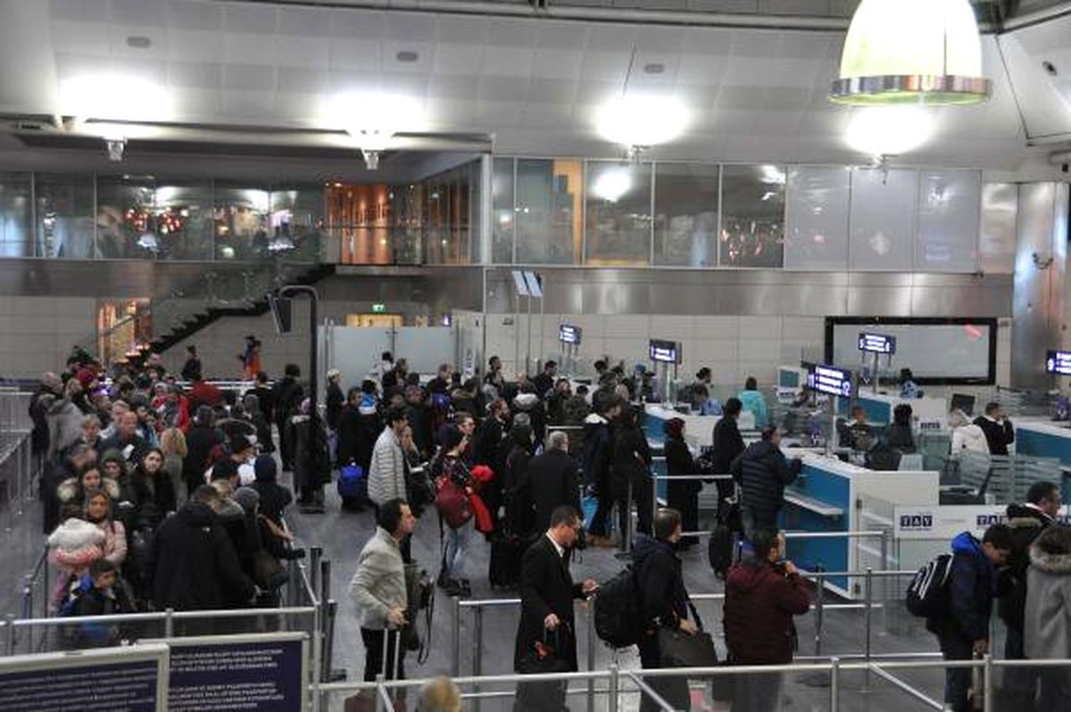 Atatürk Havalimanı\'nda Uçakların Kalkışlar Gecikmeli, İnişler Sıkıntılı