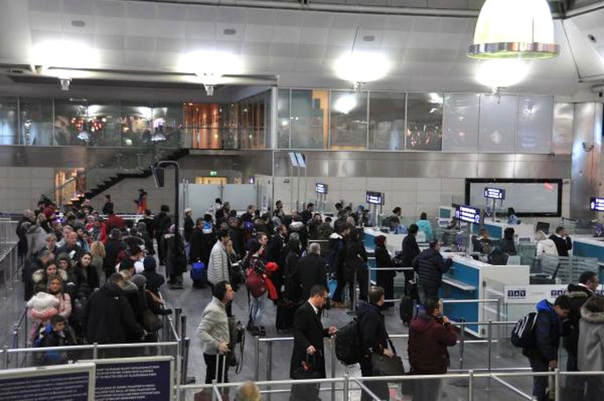 Atatürk Havalimanı\'nda Uçakların Kalkışları Gecikmeli, İnişler Sıkıntılı