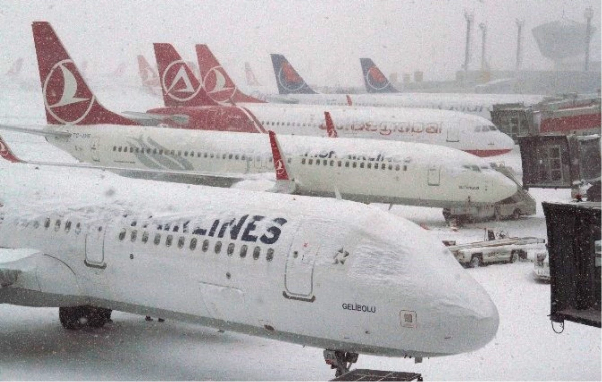 Atatürk Havalimanı\'nda Uçuşlar Normale Dönmeye Başladı