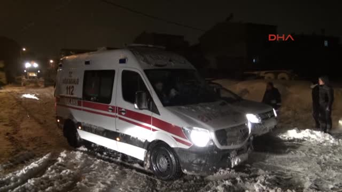 Avcılar\'da Mahsur Kalan 4 Kişiye 4 Saatlik Kurtarma Operasyonu