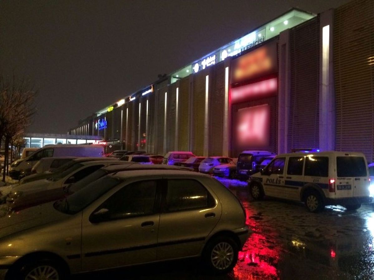Avm\'de Pankart Açan 3 Genç Gözaltına Alındı