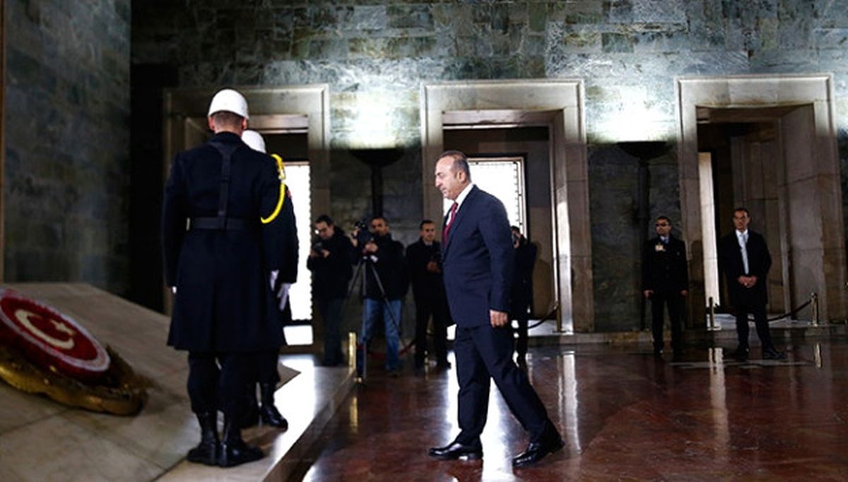 Bakan Çavuşoğlu ve Büyükelçiler Anıtkabir\'de
