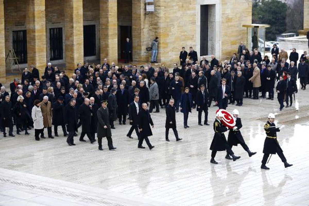 Bakan Çavuşoğlu ve Büyükelçiler Anıtkabir\'de
