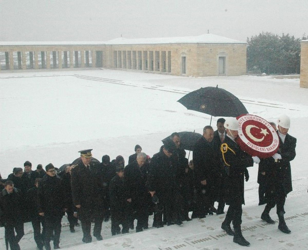 Bakan Çavuşoğlu ve Büyükelçiler Antıkabir\'de