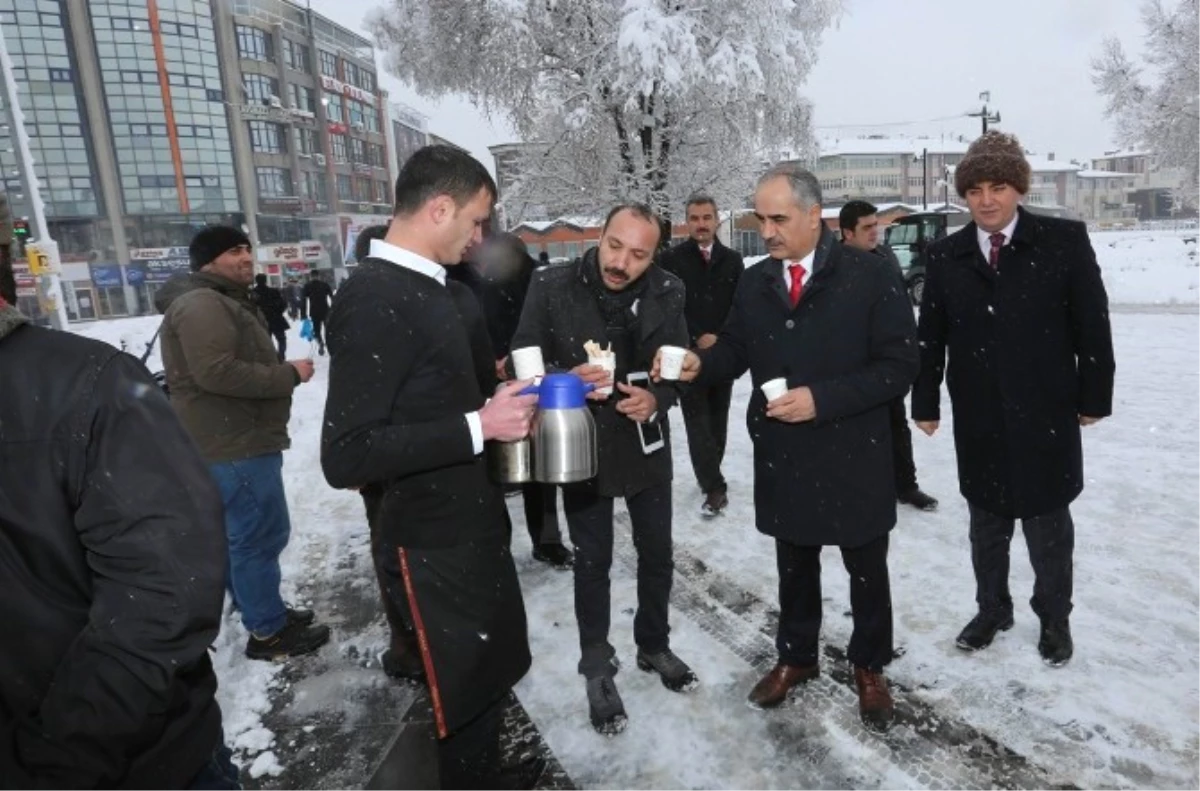 Başkan Aydın\'dan Karla Mücadele Ekiplerine Çay İkramı