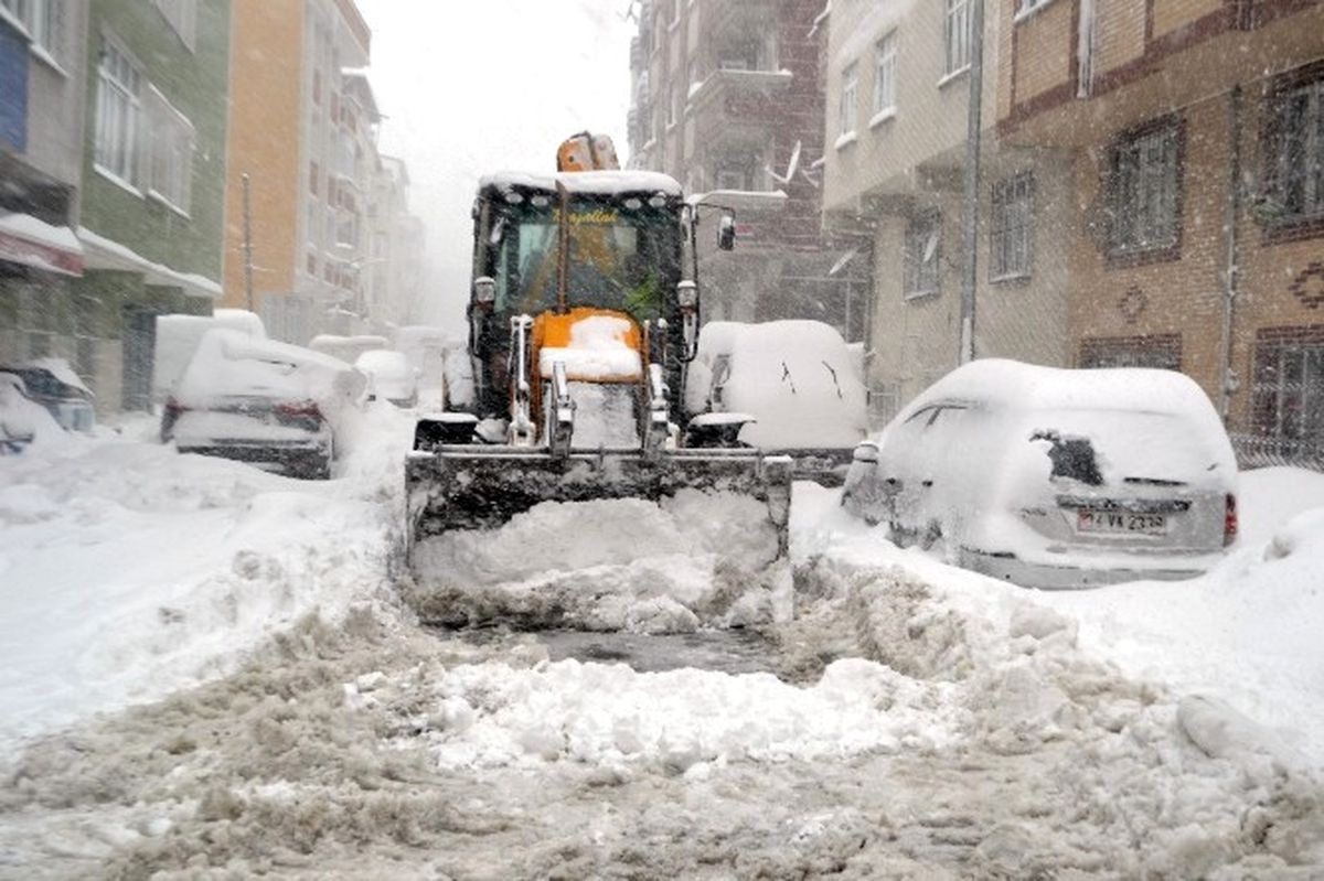 Belediye Ekipleri Ara Sokaklarda Kapanan Yolları Açma Çalışmaları Devam Ediyor