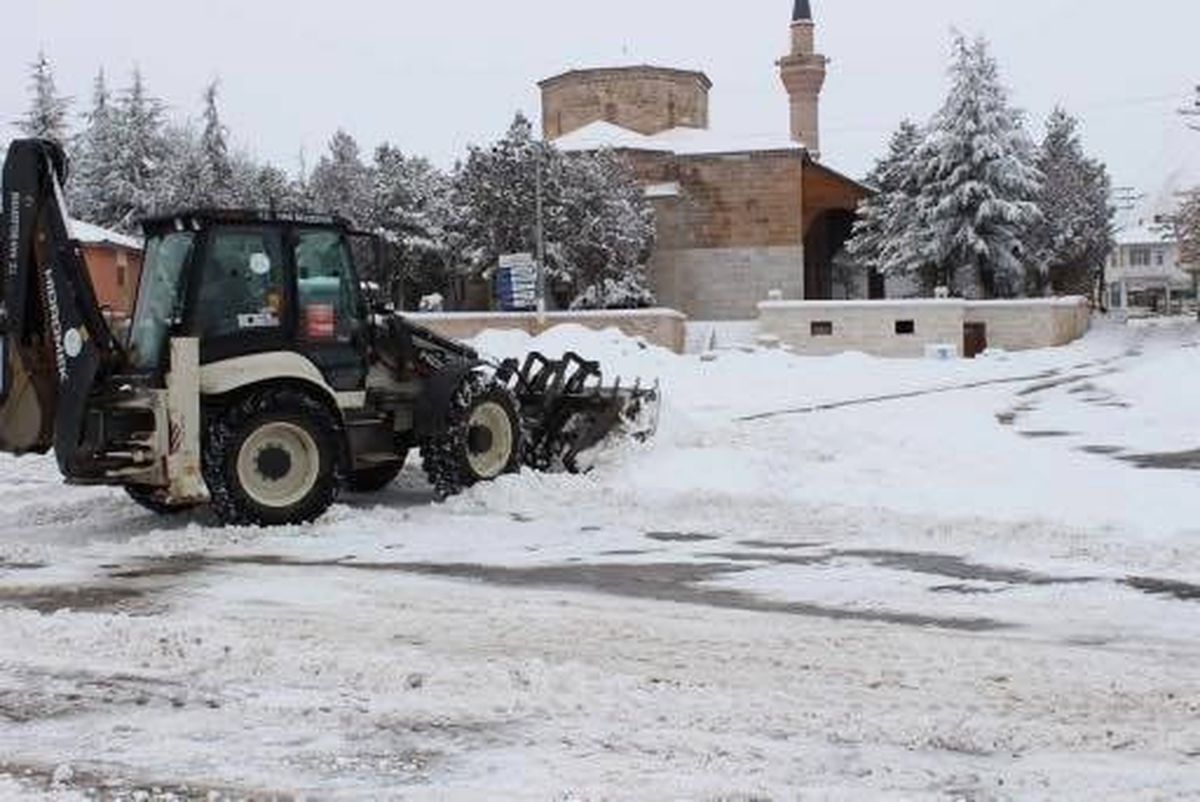 Belediye Ekiplerinin Karla Mücadelesi Devam Ediyor