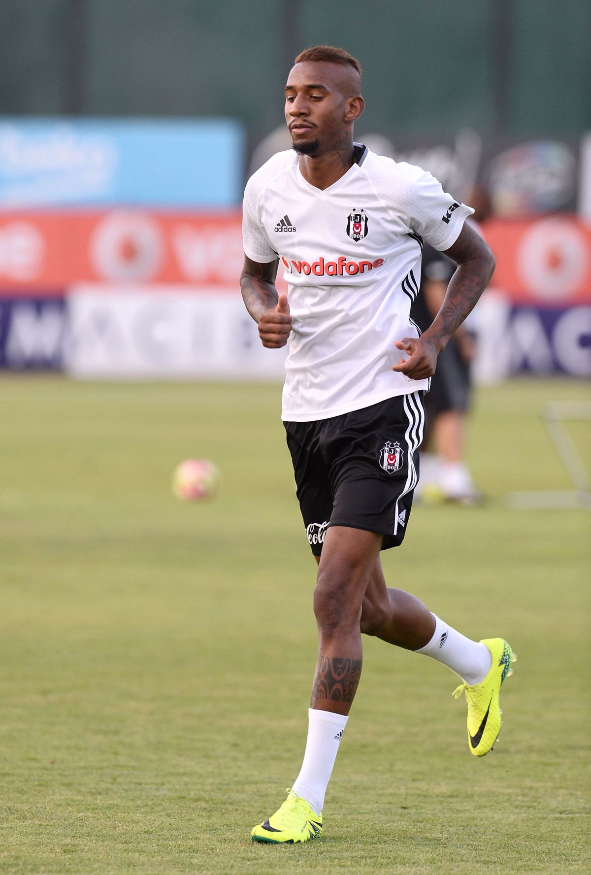 Beşiktaş\'ta Göze Batan İsimler Talisca ve Veli Kavlak Oldu