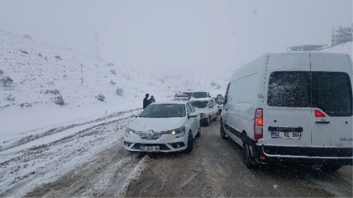 Besni İlçesinde Kar Yağışı Hayatı Olumsuz Etkiledi