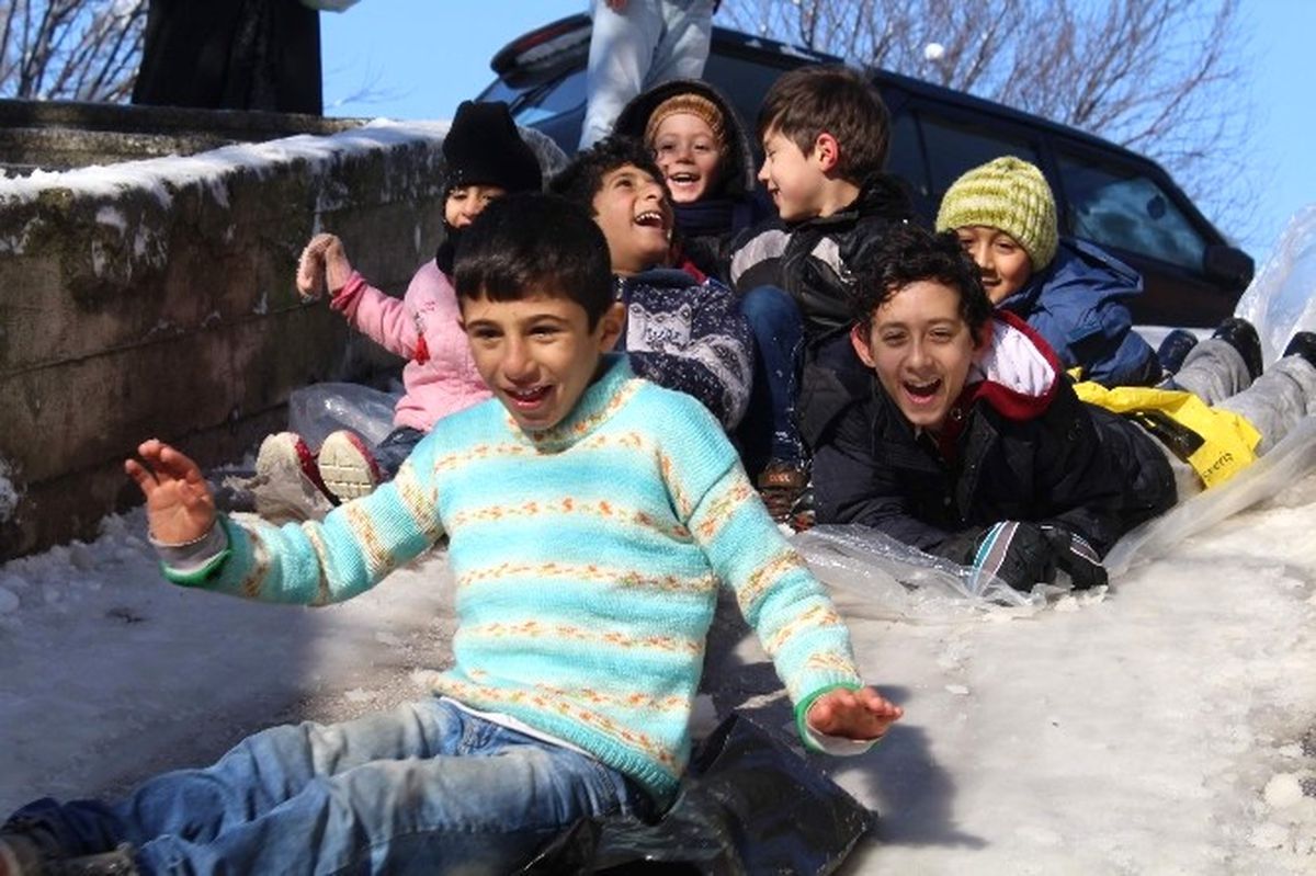 Bursa\'da Okullar Tatil Olunca, Çocuklar Poşetle Kayak Keyfi Yaptı