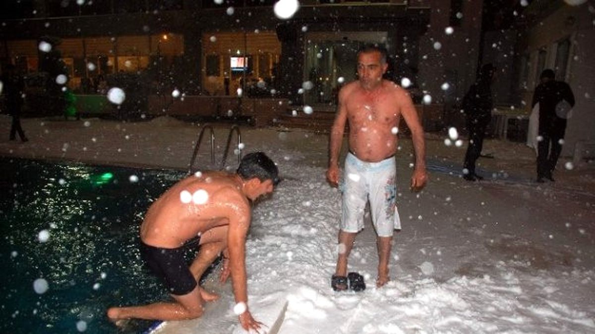 Buz Gibi Havada Havuza Girdiler
