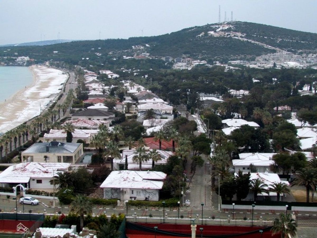 Çeşme\'nin Ünlü Plajı Beyaza Büründü