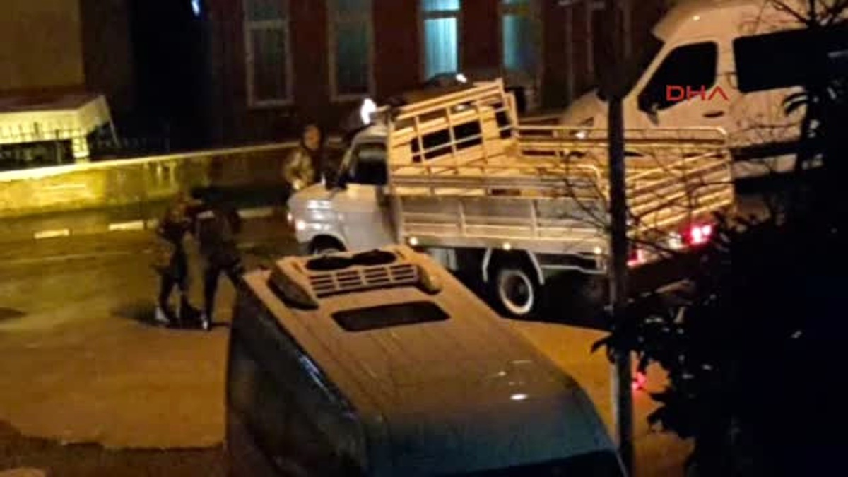 Çevik Kuvvet Önünde Kaza Yapan Kamyonet Güvenlik Güçlerini Alarma Geçirdi