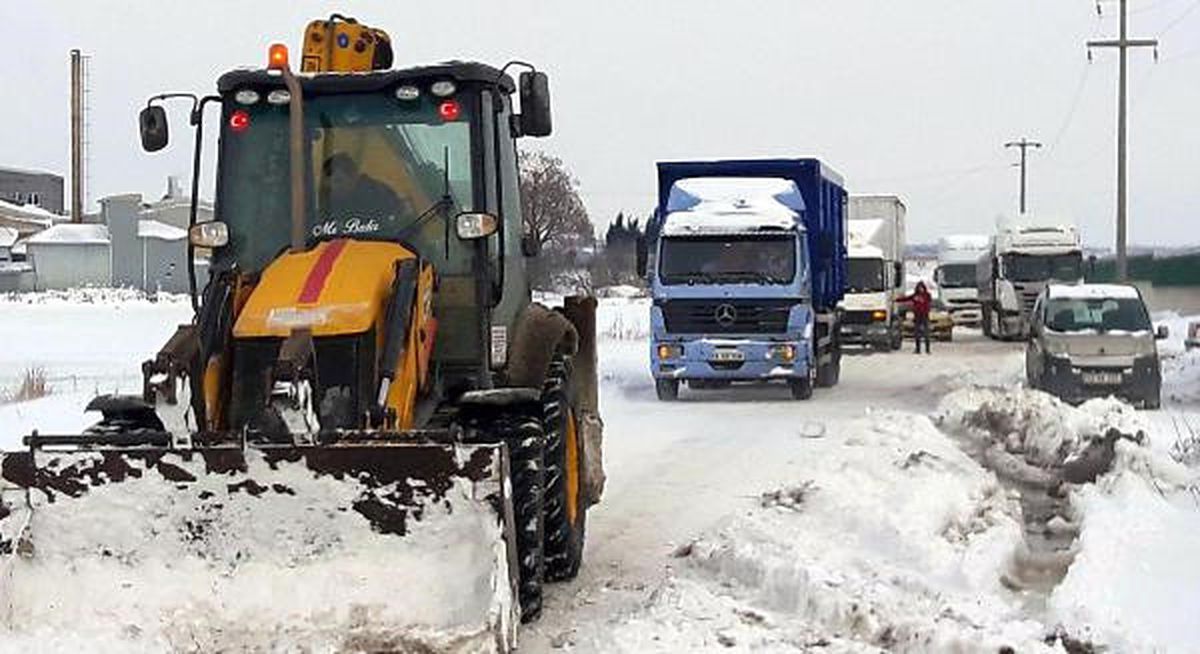Çorlu\'da Kar Yağışı Yolları Kapadı, Telefon Direği Devrildi