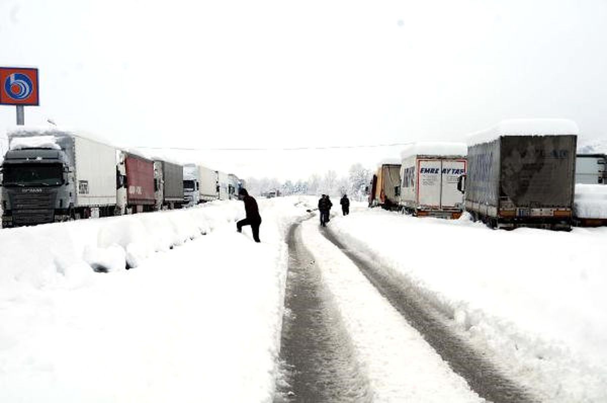 D-100 Karayolu Ulaşıma Kapandı, Araçlar Mahsur Kaldı