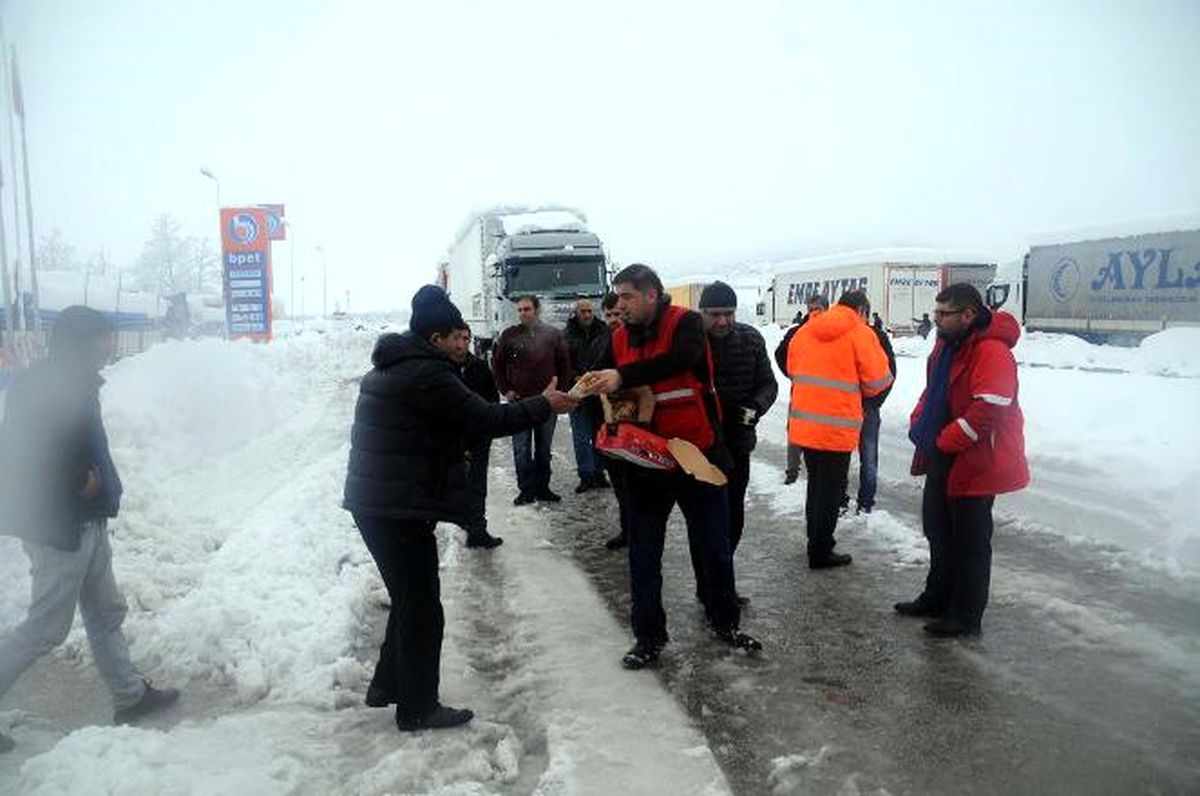 D-100 Karayolu Ulaşıma Kapandı, Araçlar Mahsur Kaldı (2)