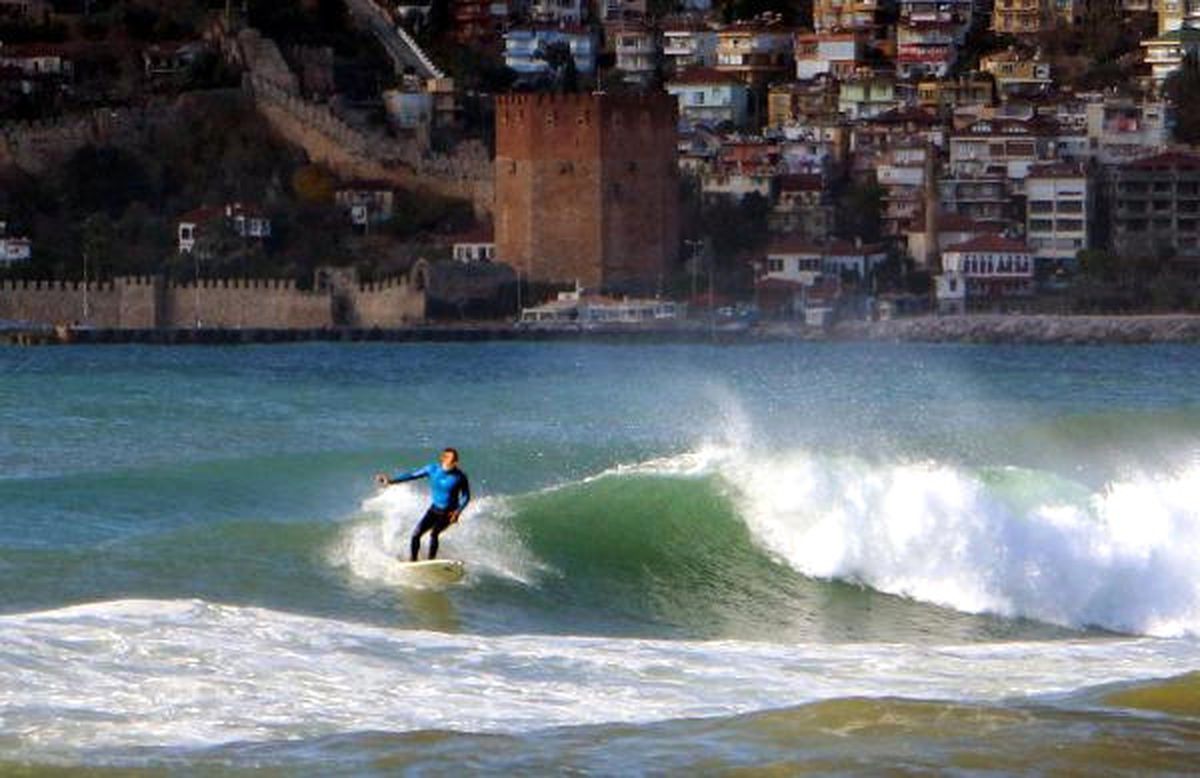 Dalgalı Deniz Sörfçülere Yaradı