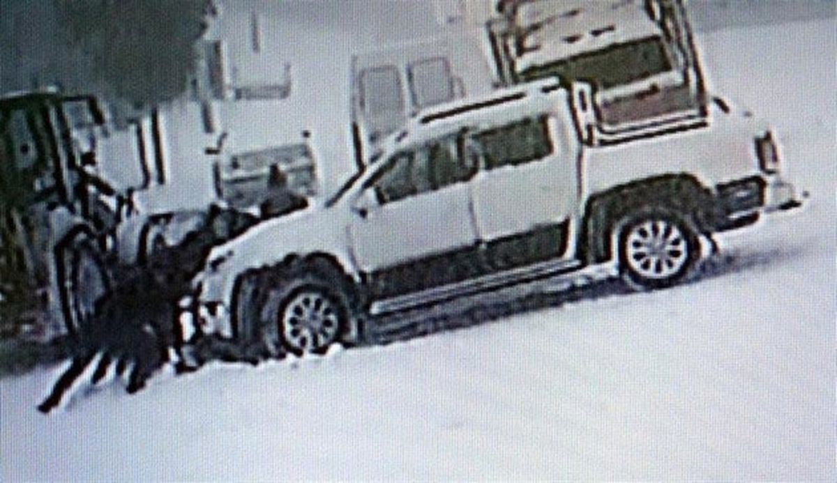 Eskişehir\'de Feci Kaza! Buzda Kayıp Düştü, Kamyonetin Altında Kaldı