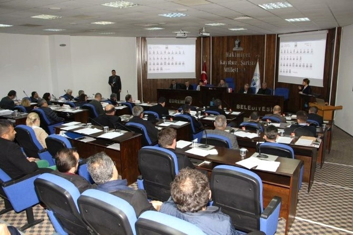 Edremit\'te Hizmet Tartışması Kızıştı