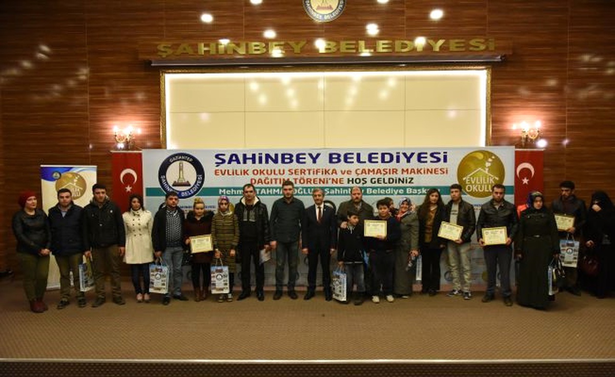 Evlilik Okulu"Nun Yeni Mezunlarına Sertifika