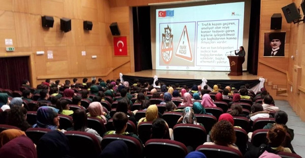 Ezine\'de "Bilinçli Bir Veliyim" Konulu Seminer