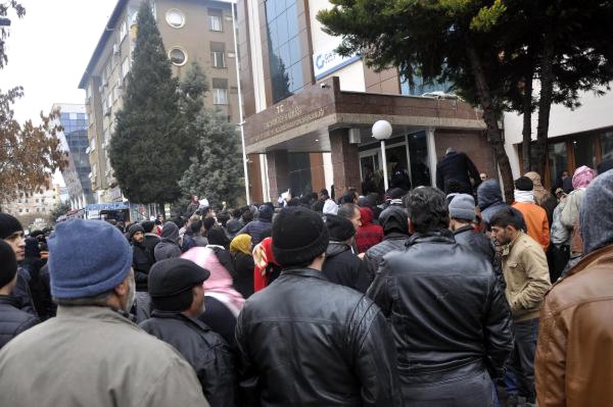 Gaziantep\'te, Suriyelilerin Geçici Ikamet Izdihamı