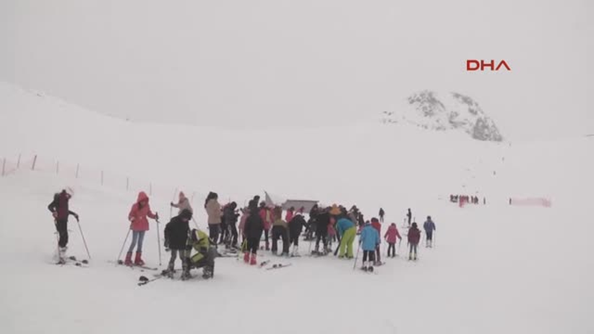 Hakkari\'de 2 Bin 800 Rakımda Kayak Yarışması