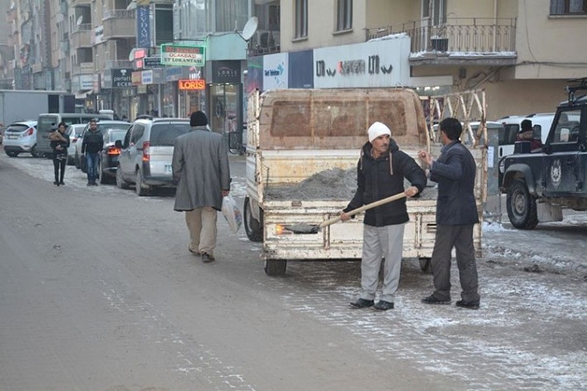 Hakkari\'de Yol Tuzlama Çalışması
