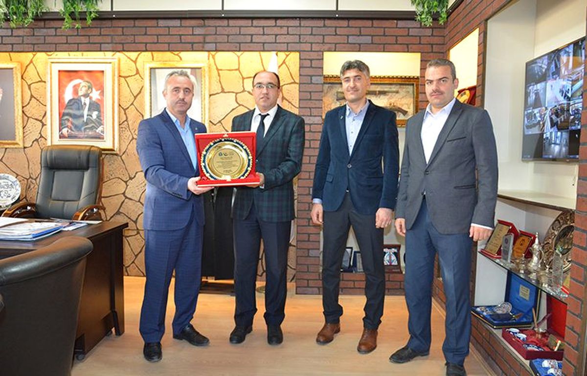 Hayrat İnsani Yardım Derneğinden Başkan Çöl\'e Plaket