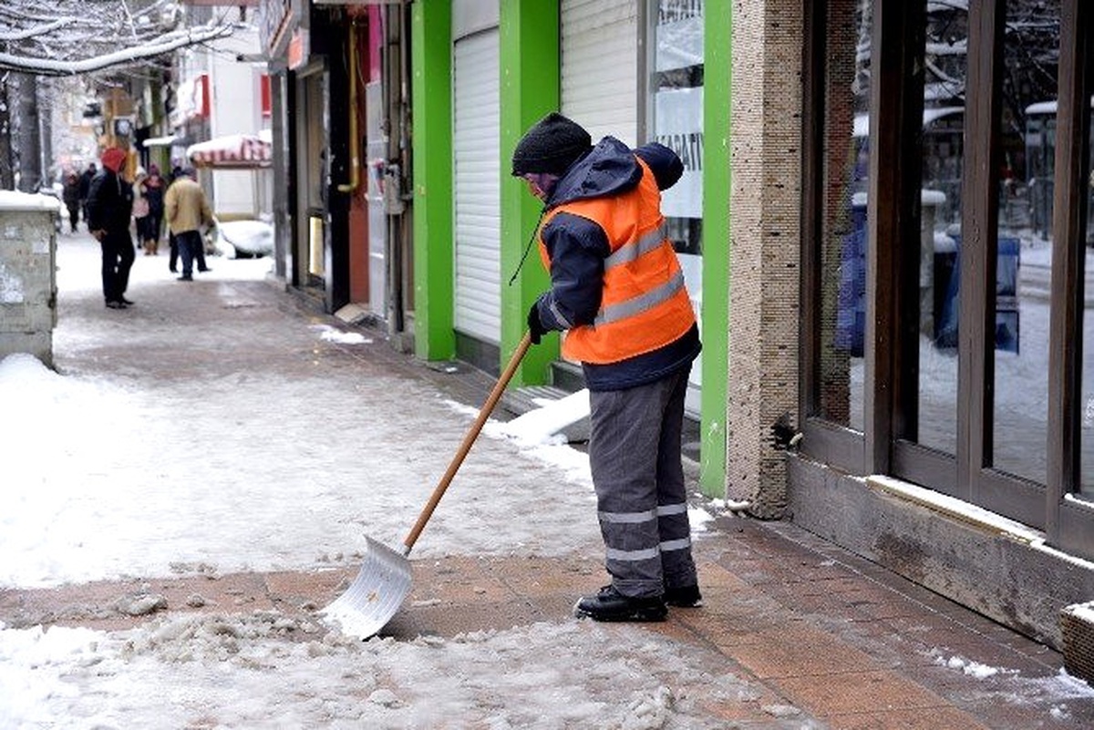 İşçiler Hem Türkü Söyledi Hem Kar Temizliği Yaptı