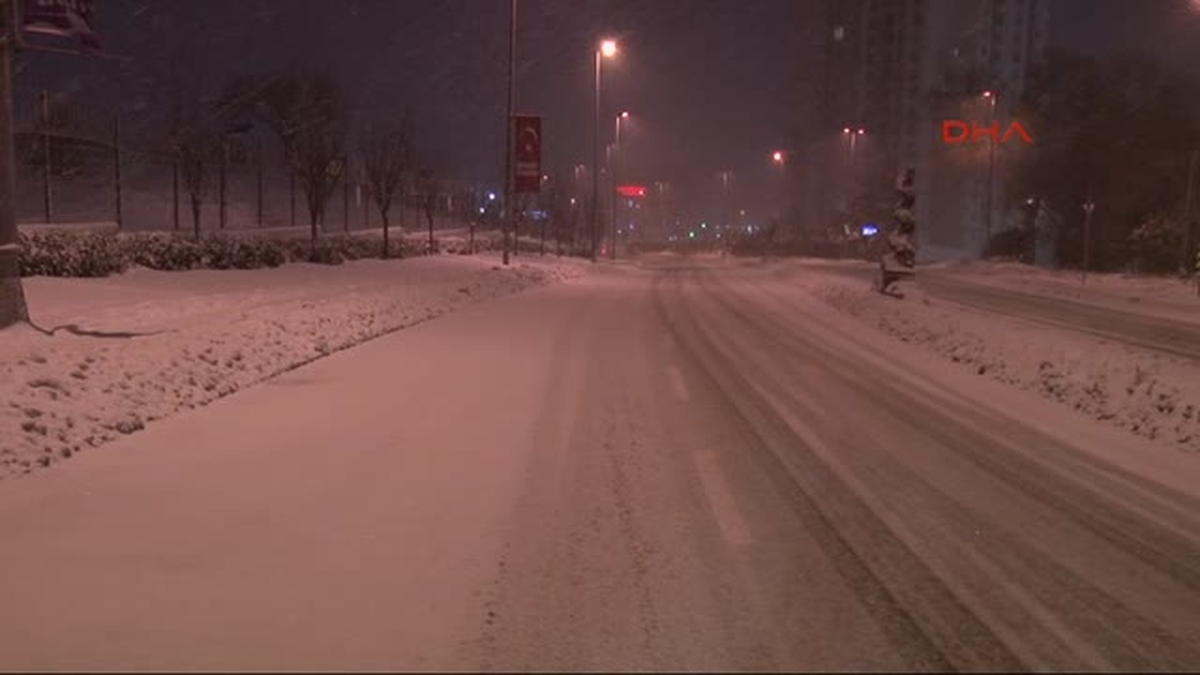 Istanbul\'da Kar Yağışı Bu Gece de Etkili Oldu