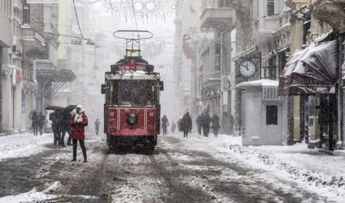 İstanbul\'da Kar Yağışı Sürüyor