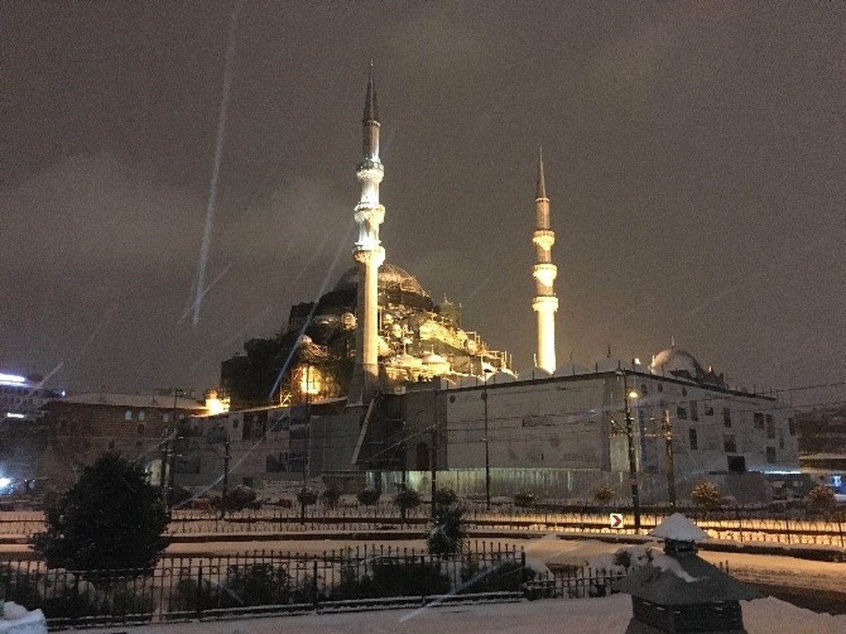 İstanbul\'u Etkisi Altına Alan Kar Yağışı Sürüyor