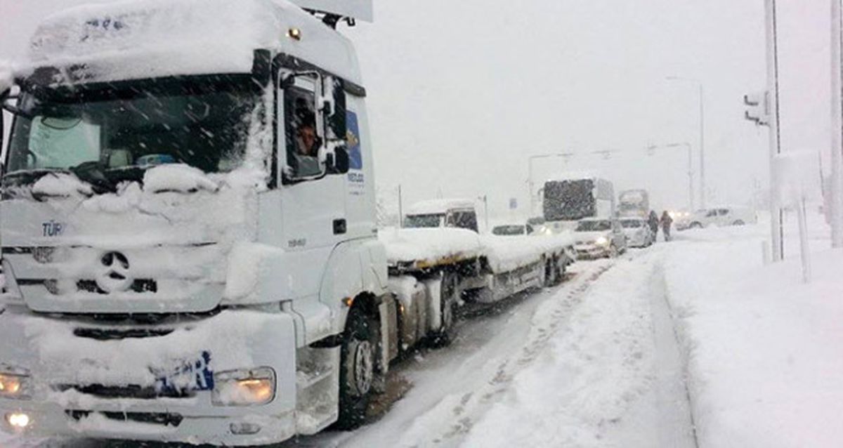 İstanbul Valiliği Kararıyla Tır\'lara Trafiğe Çıkış İzni Verildi