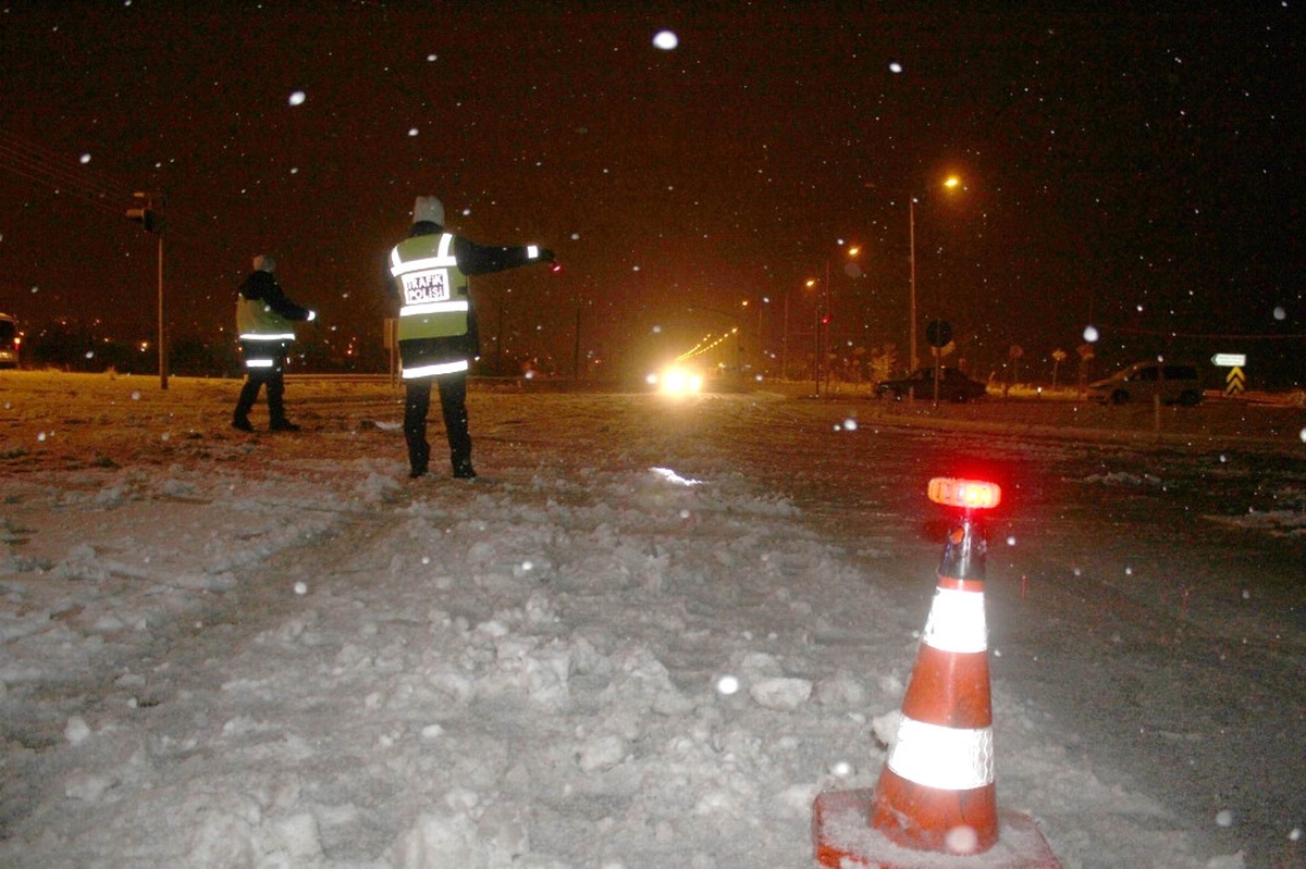 İtfaiye Ekipleri Yol Kenarında Bırakılan Tırı Halatlarla Çekti