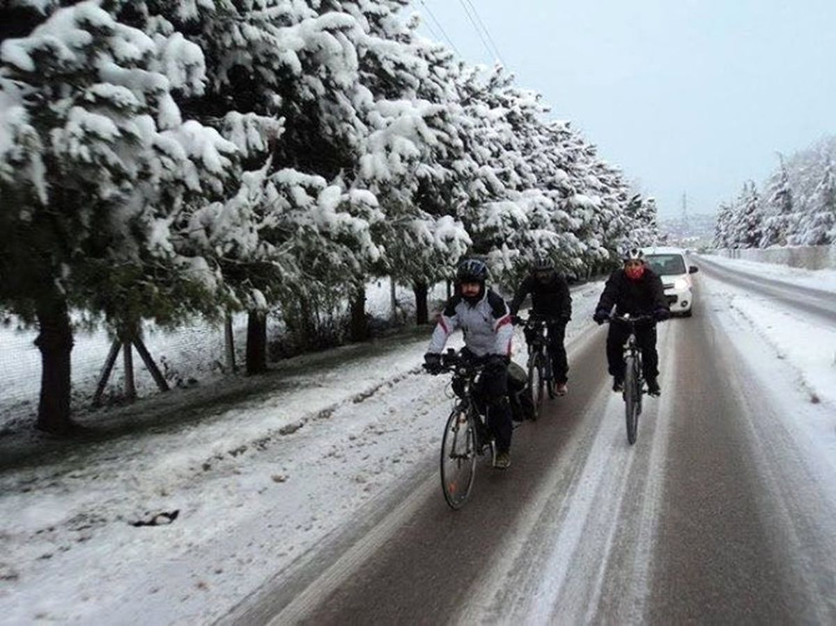 İzmit\'te Kar Altında Bisiklet Turu