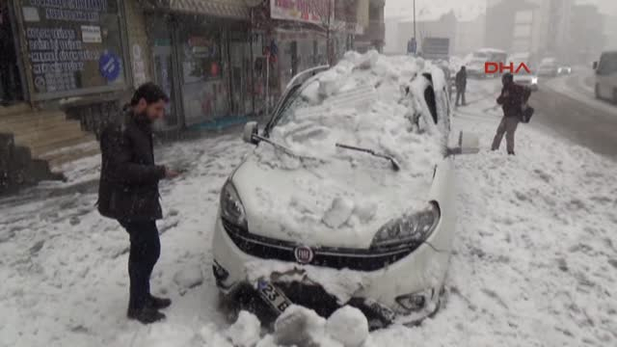 Kar Kütlesi Hafif Ticari Aracın Üzerine Düştü