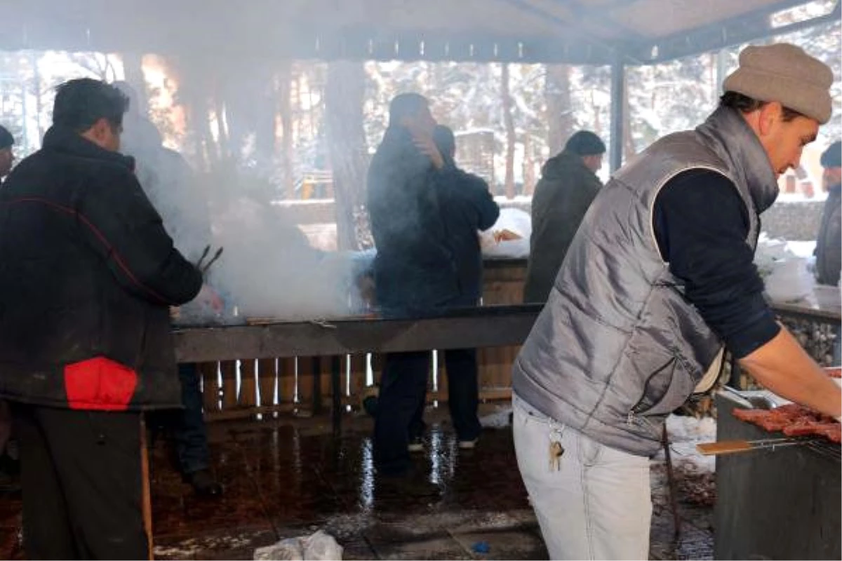 Kar Mesaisi Yapan Belediye İşçilerine Mangal Ziyafeti