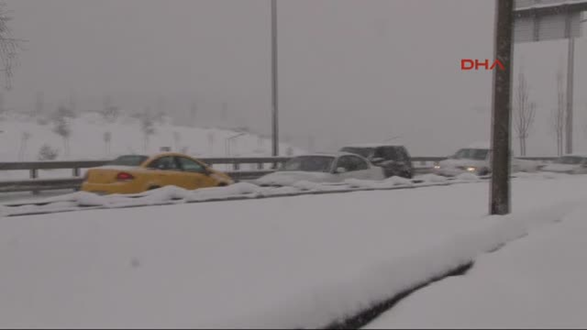Kar Nedeniyle Yolda Kalan Araçlar Trafiği Kilitledi