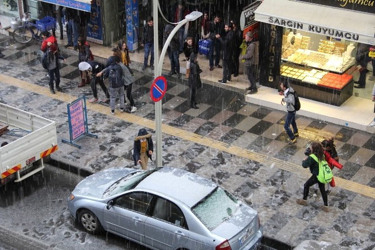 Kar Yağmayan Mersin\'de Dolu Çocuklara Eğlence Oldu