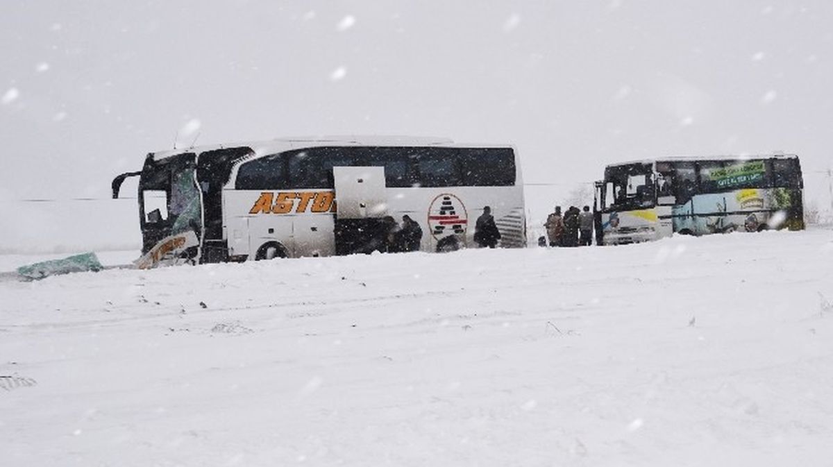 Karacabey Belediyesi Karda Kaza Yapanlara ve Yollarda Mahsur Kalanlara Sahip Çıktı
