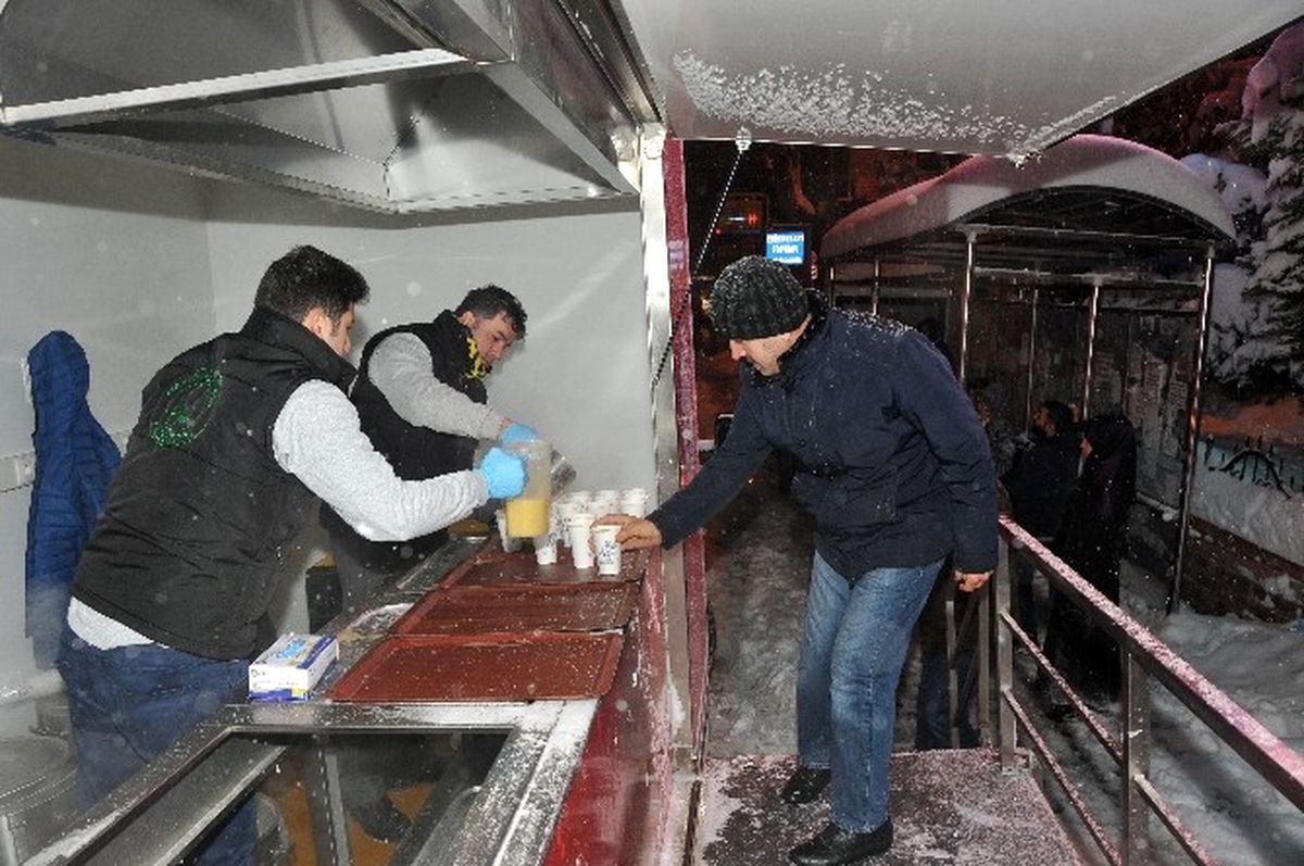 Karda İşe Giden İstanbullulara Sıcak Çorba Servisi