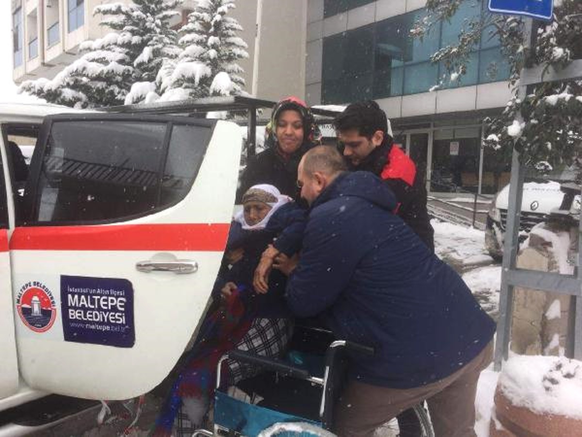 Karla Kapanan Sokakta Oturan Hastaları Hastaneye Ulaştırdılar