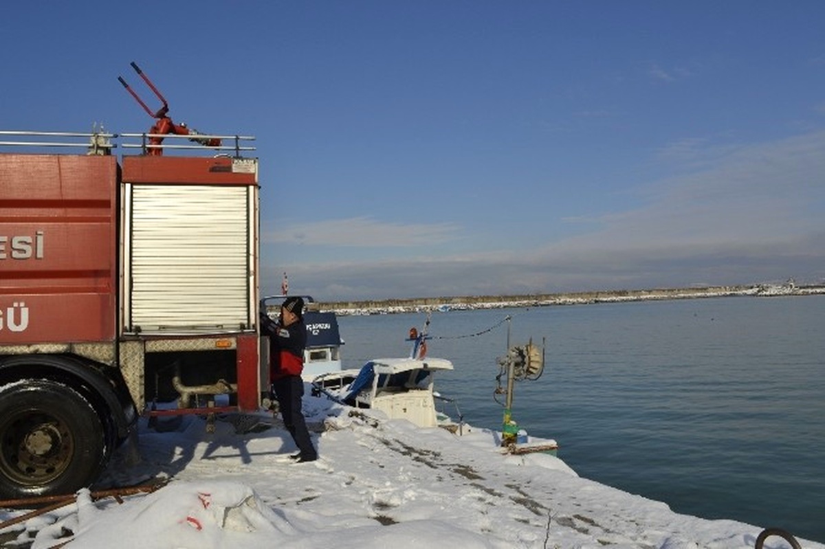 Karla Kapanan Yolları Deniz Suyu ile Açıyorlar