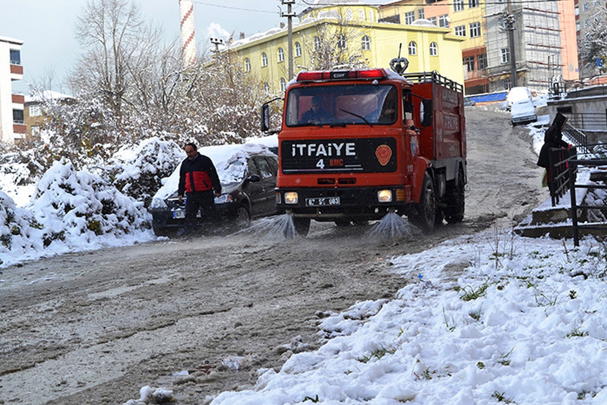 Karla Kaplı Yolları Deniz Suyuyla Açıyorlar