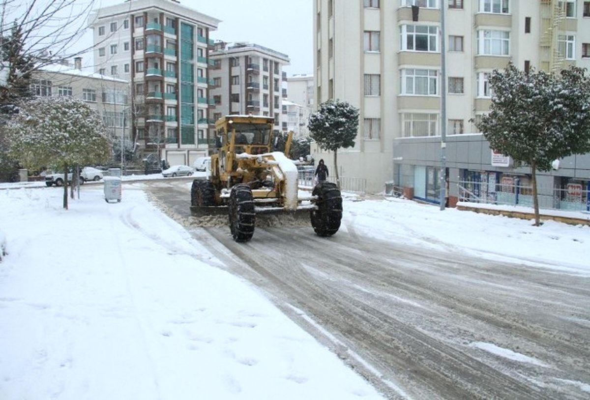 Kartal\'da Karla Mücadele Çalışmaları Devam Ediyor