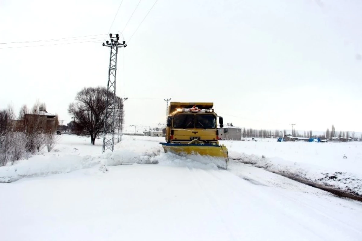 Kırsal Mahallelerde Karla Mücadele Ekiplerinden Yoğun Mesai