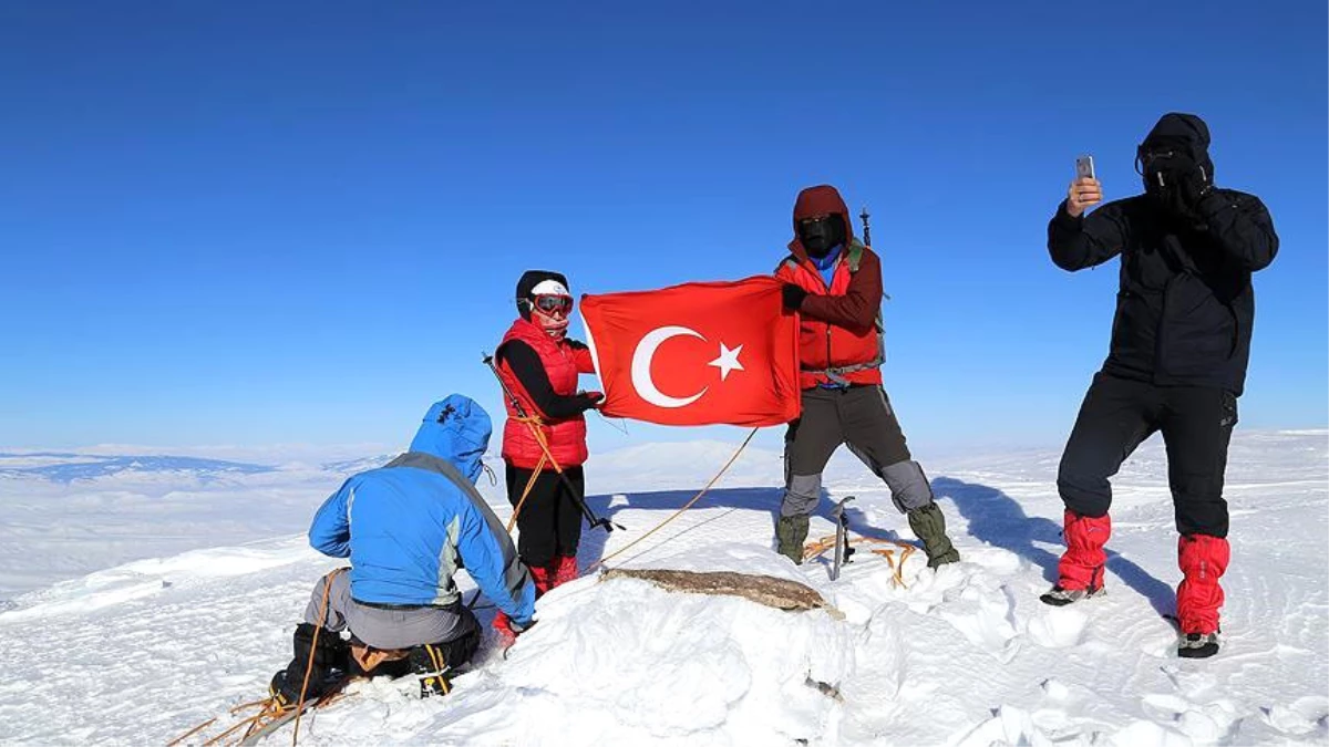 Kutup Soğuklarını Aşıp Kösedağ\'da Türk Bayrağı Açtılar